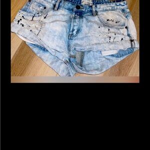 Trendy Light Wash Denim Shorts
